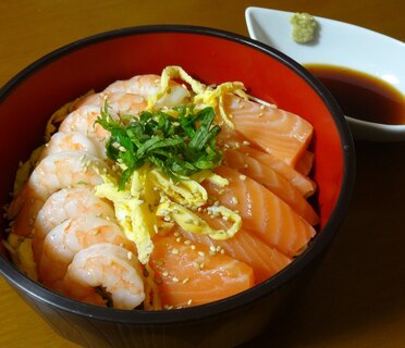 サーモンとエビの海鮮丼